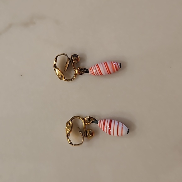 9 Pairs of Vintage Clip on Earrings - Picture 3 of 10